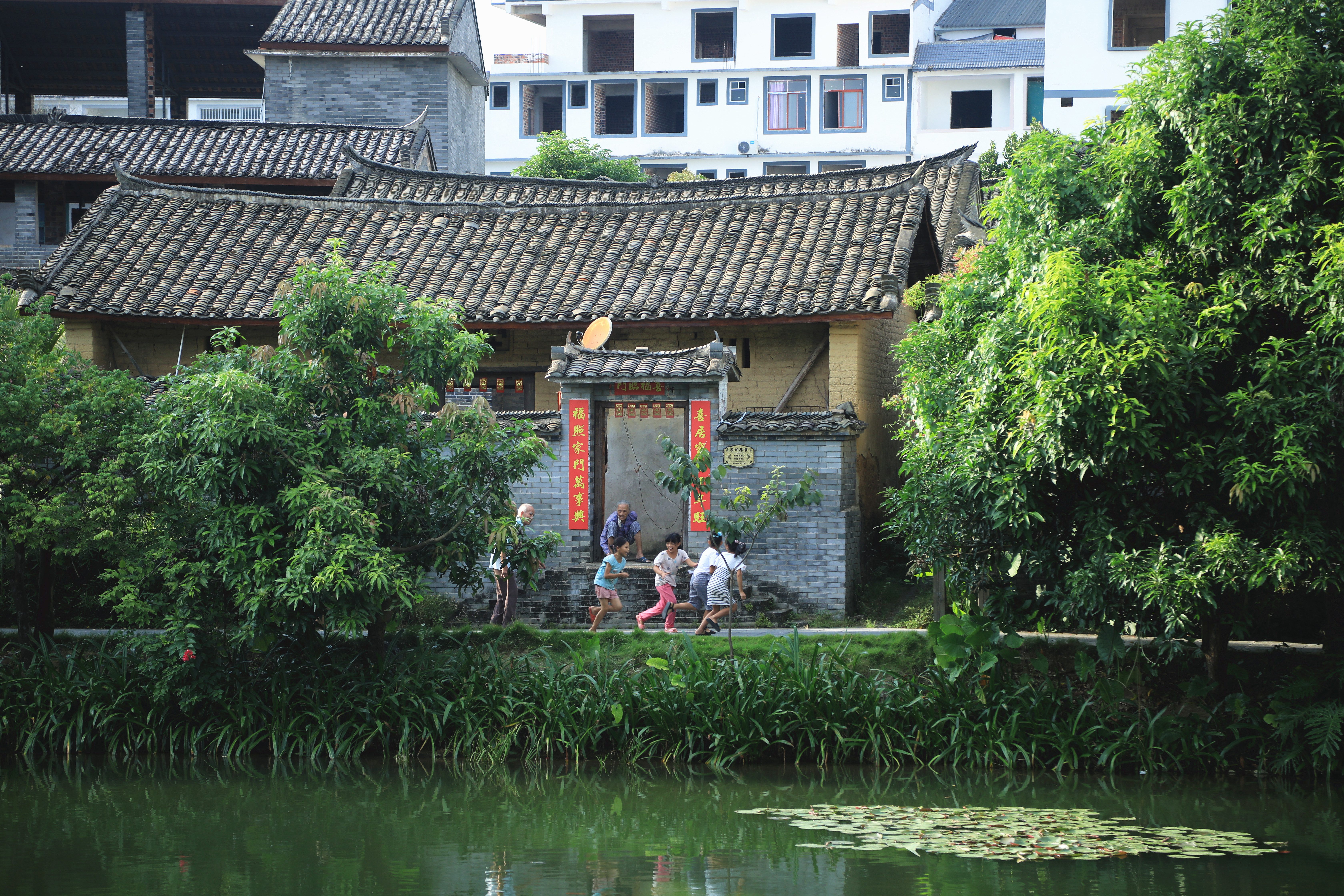 041幸福家园 何正君.jpg