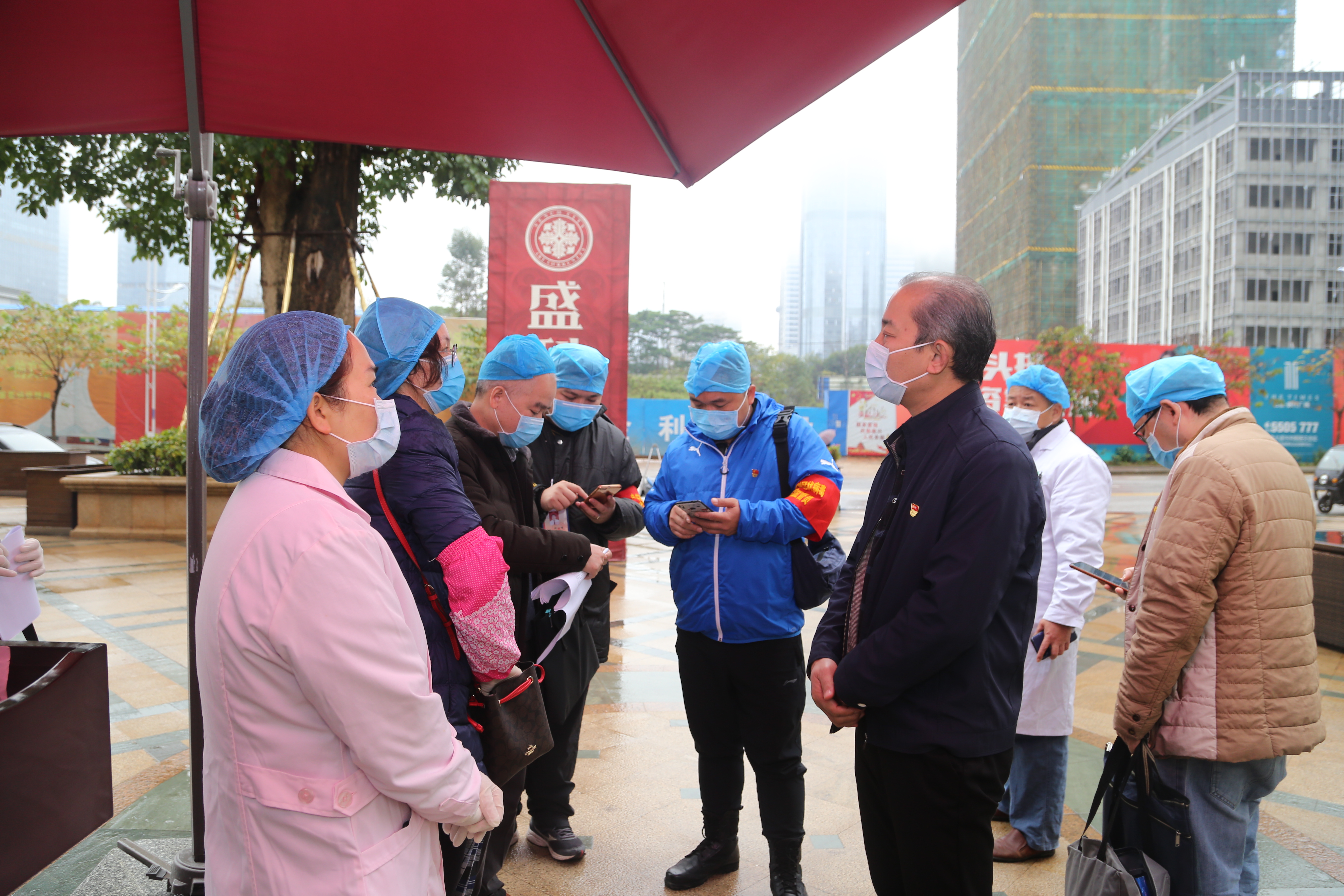 疫情期间黄志彪局长在检查防疫.jpg 疫情期间黄志彪局长在检查防疫.jpg