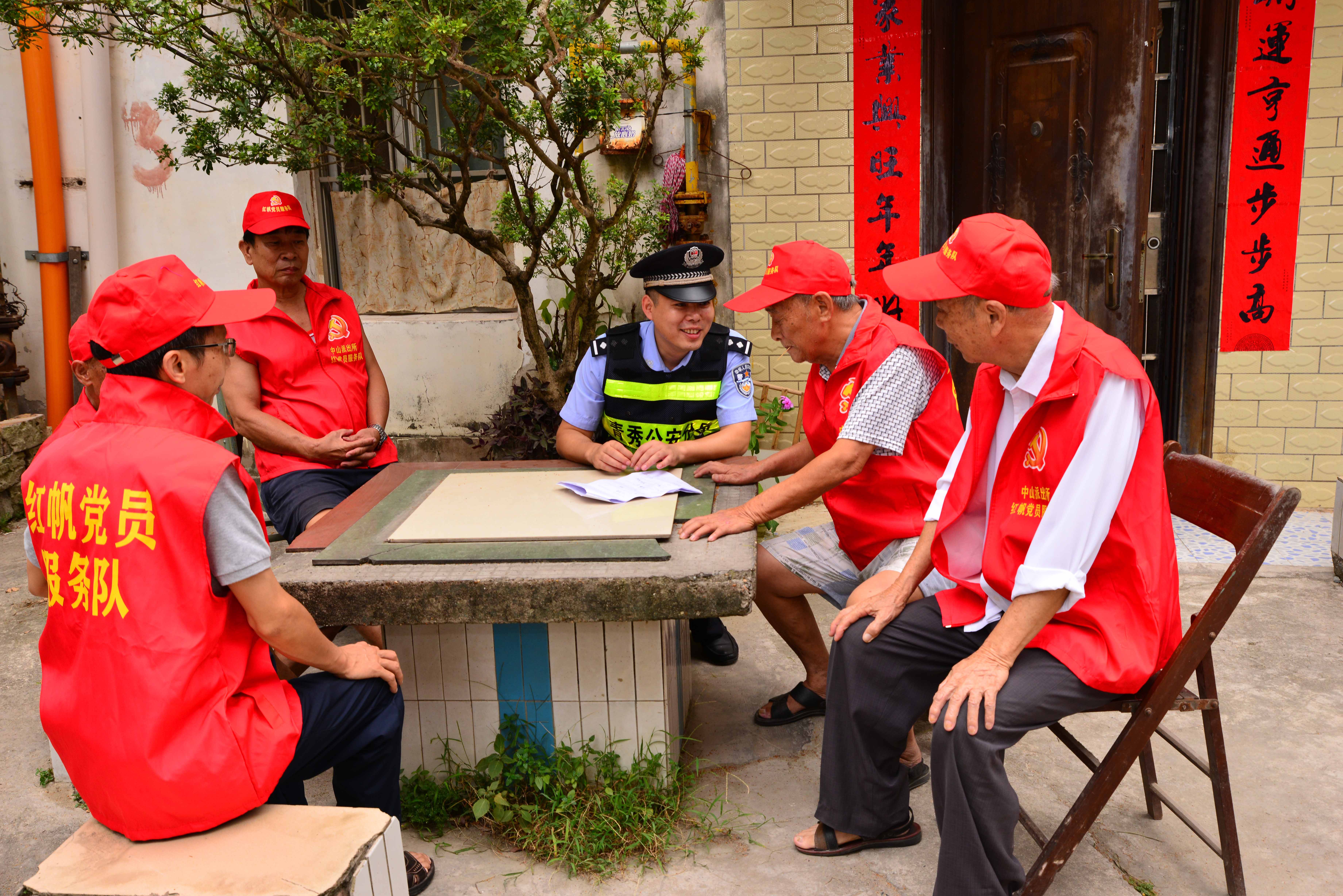 派出所社区民警与红帆党员服务队开展日常工作.jpg 派出所社区民警与红帆党员服务队开展日常工作.jpg