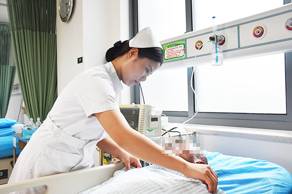 3.邕宁区人民医院韦姗姗细心照顾患者.jpg 3.邕宁区人民医院韦姗姗细心照顾患者.jpg