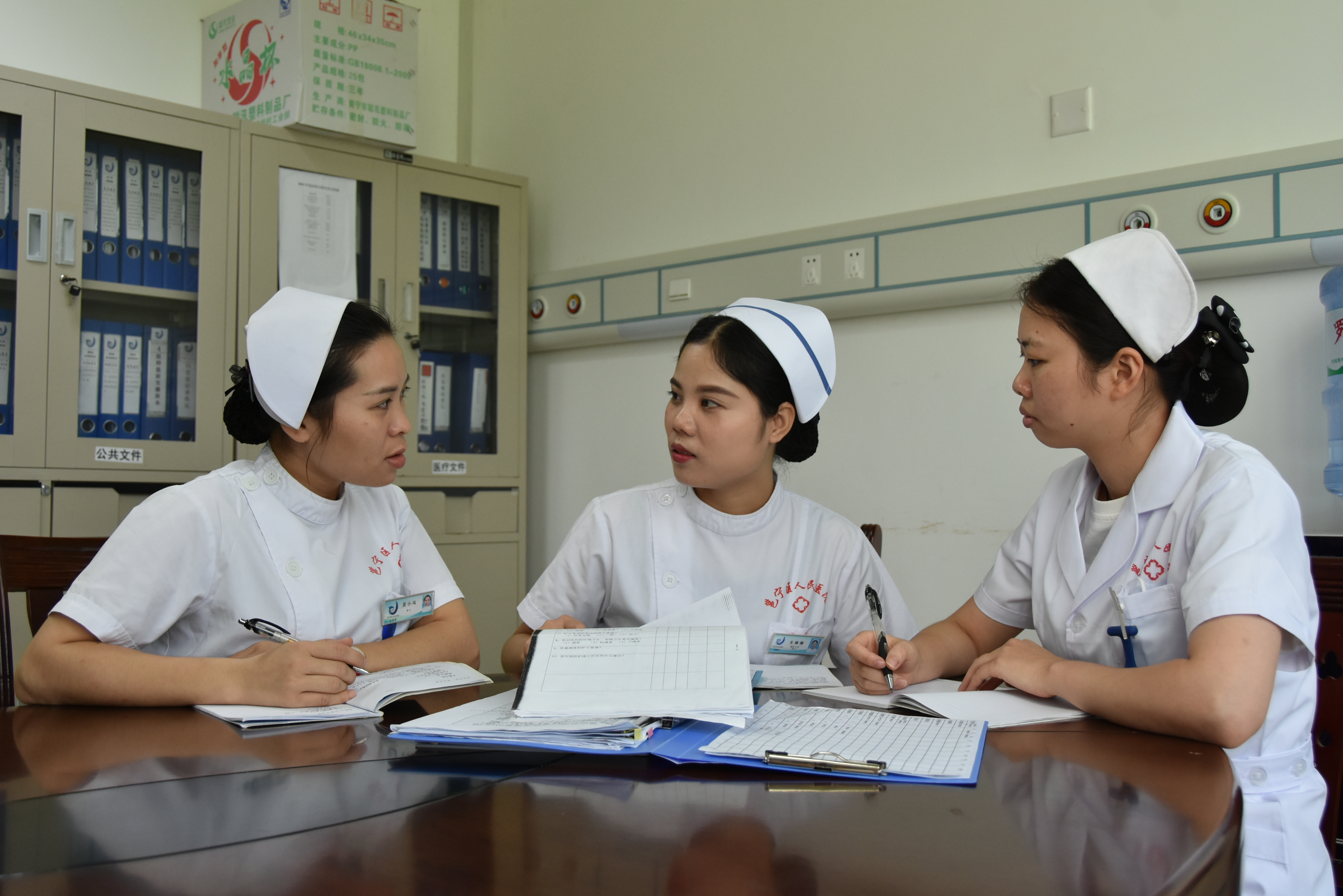 4.邕宁区人民医院韦姗姗组织科室护理小组开展学习.jpg 4.邕宁区人民医院韦姗姗组织科室护理小组开展学习.jpg