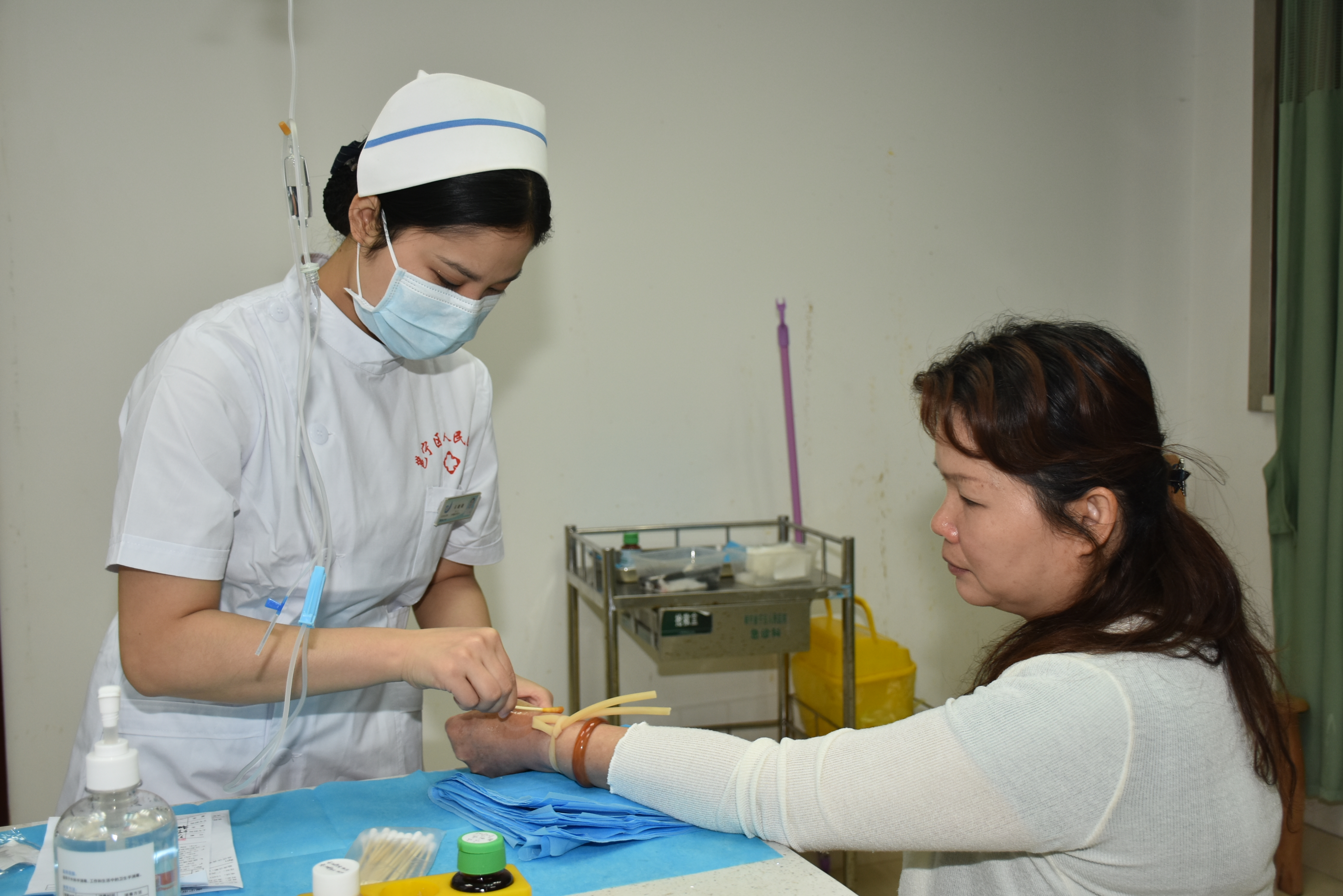 2.邕宁区人民医院韦姗姗工作中(为患者输液).jpg 2.邕宁区人民医院韦姗姗工作中(为患者输液).jpg