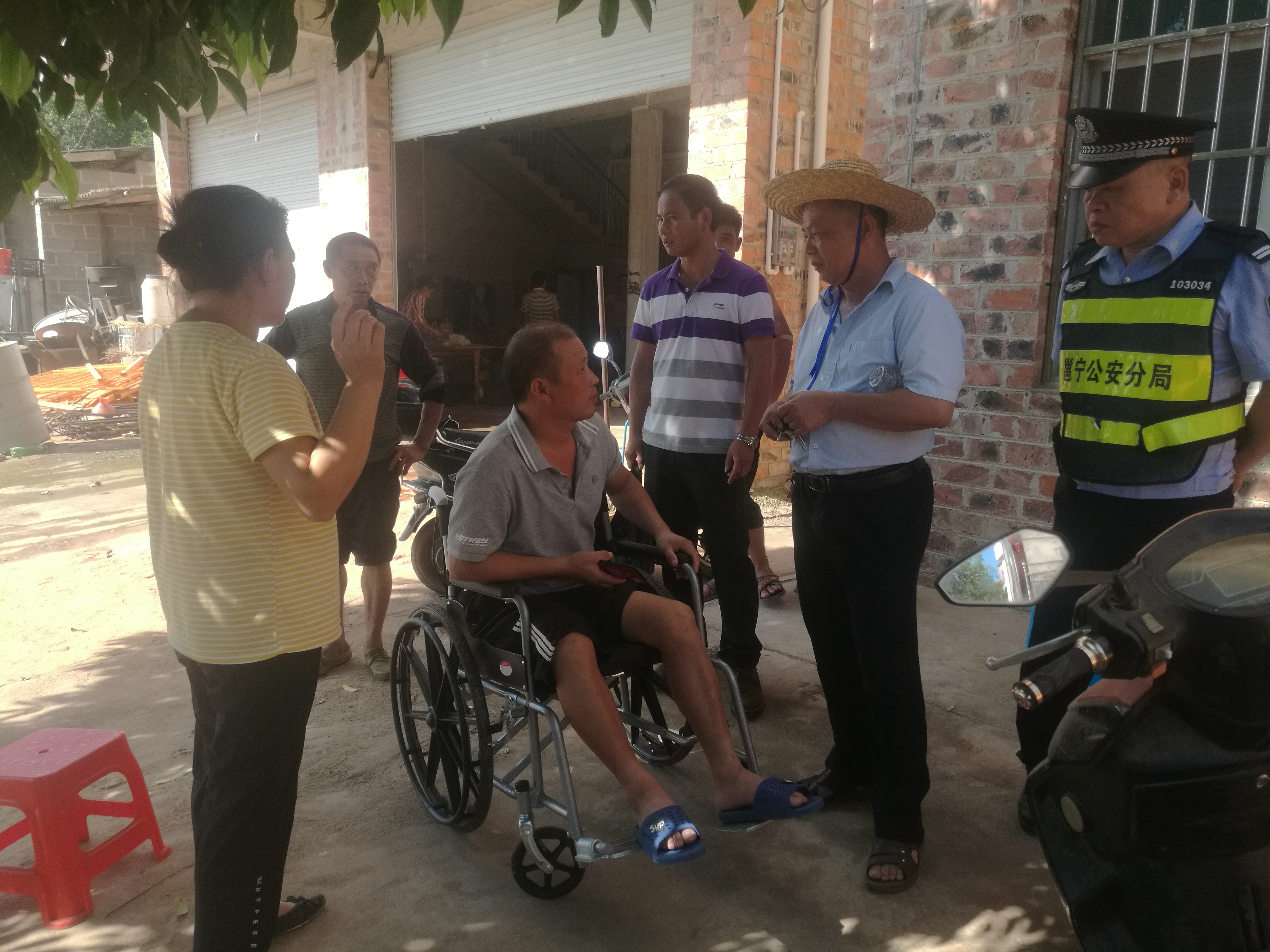 孙登欧深入一线开展纠纷调解工作.jpg 孙登欧深入一线开展纠纷调解工作.jpg