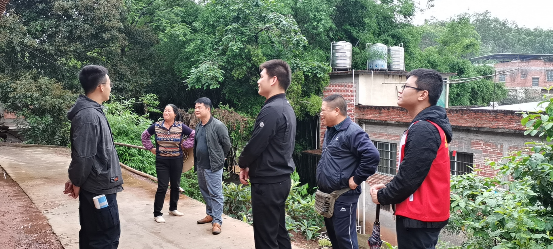 南宁横州市新福镇彭岭村党委书记陆贵宙进屯入户排查矛盾纠纷.jpg 南宁横州市新福镇彭岭村党委书记陆贵宙进屯入户排查矛盾纠纷.jpg