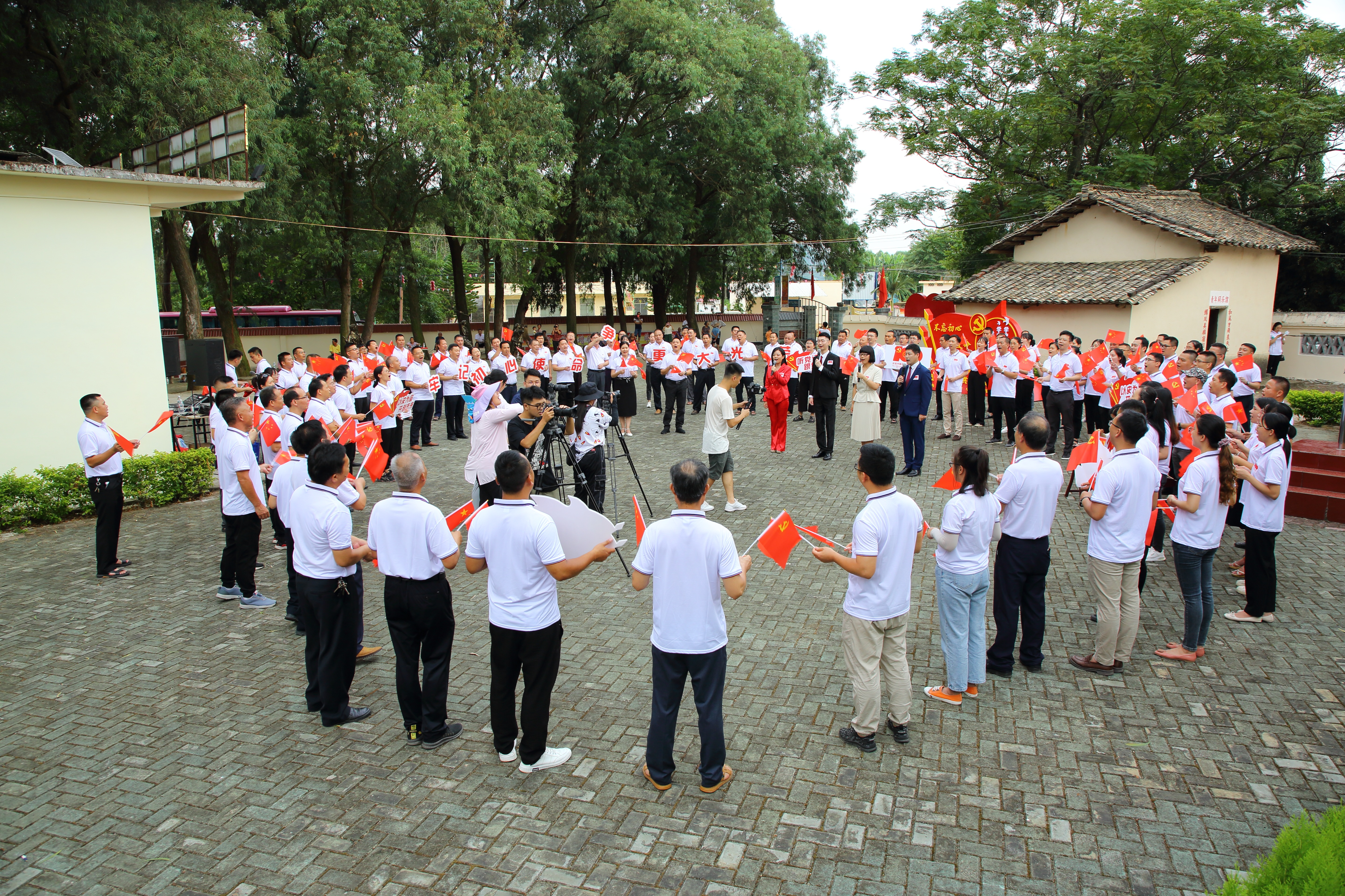 南宁横州市校椅镇党委与县直单位党组织一起到红色教育基地开展联建活动.jpg 南宁横州市校椅镇党委与县直单位党组织一起到红色教育基地开展联建活动.jpg