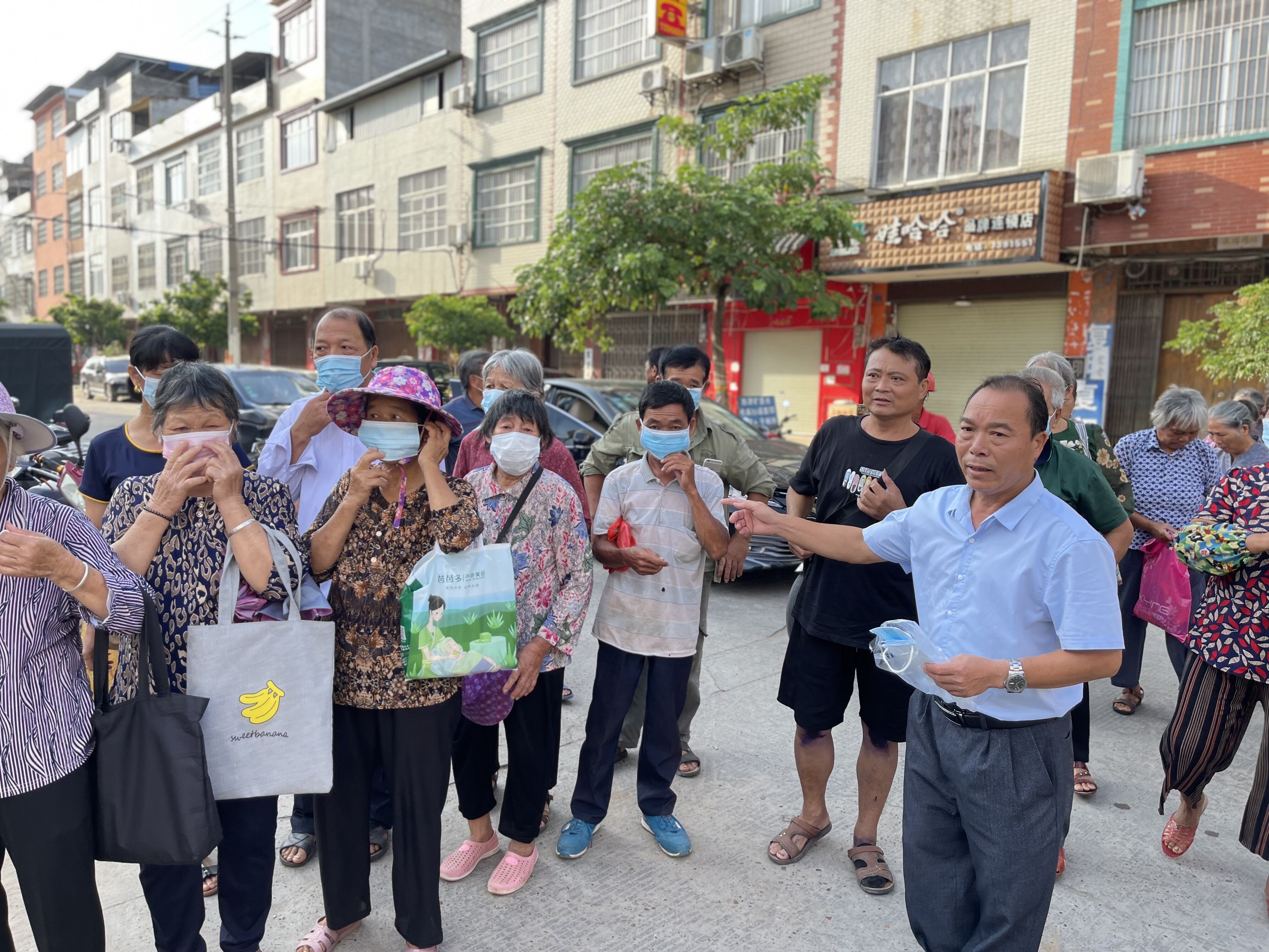 横州市峦城镇方村党总支部班子成员轮流到义到新冠疫苗接种点维持秩序.jpg 横州市峦城镇方村党总支部班子成员轮流到义到新冠疫苗接种点维持秩序.jpg