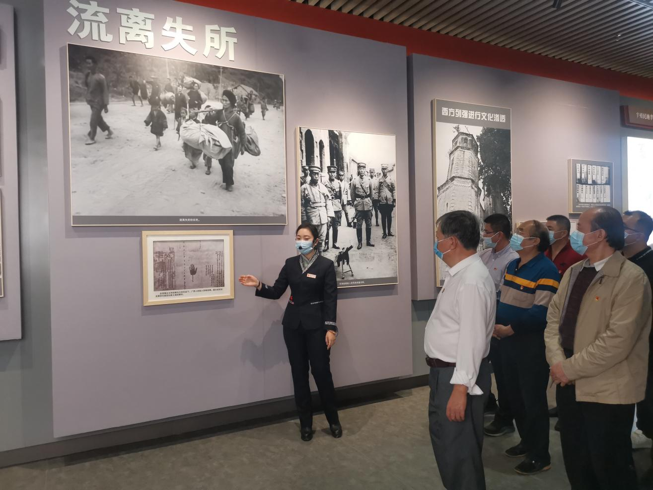 图 党员们跟随讲解员参观展览.png 图 党员们跟随讲解员参观展览.png