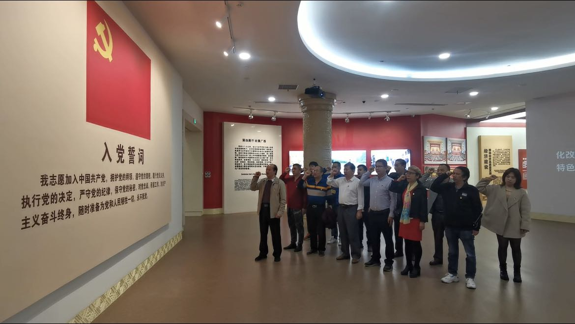 图 党员们重温入党誓词.png 图 党员们重温入党誓词.png