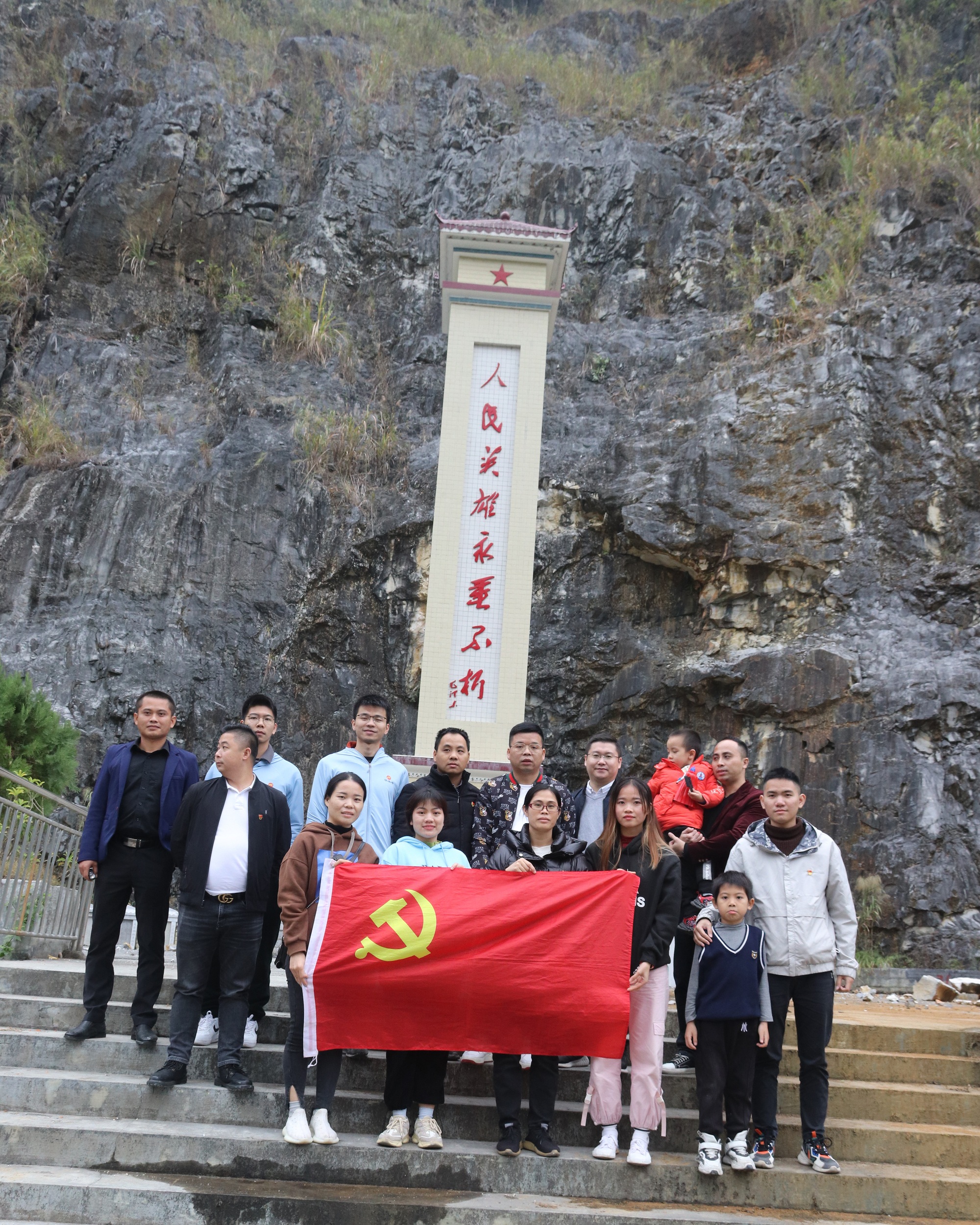 参观英雄纪念碑.jpg 参观英雄纪念碑.jpg