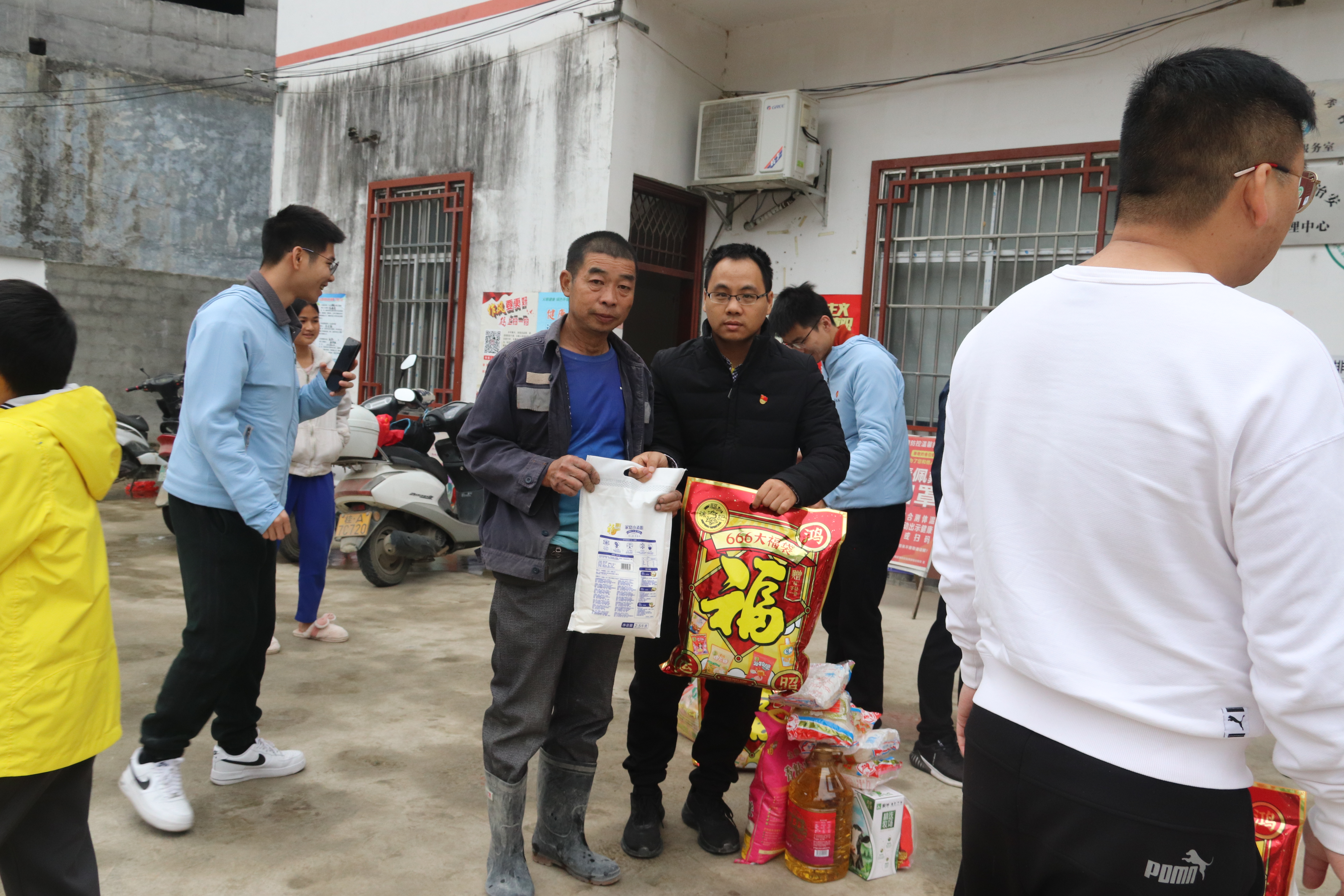 给困难户赠送物资.jpg 给困难户赠送物资.jpg