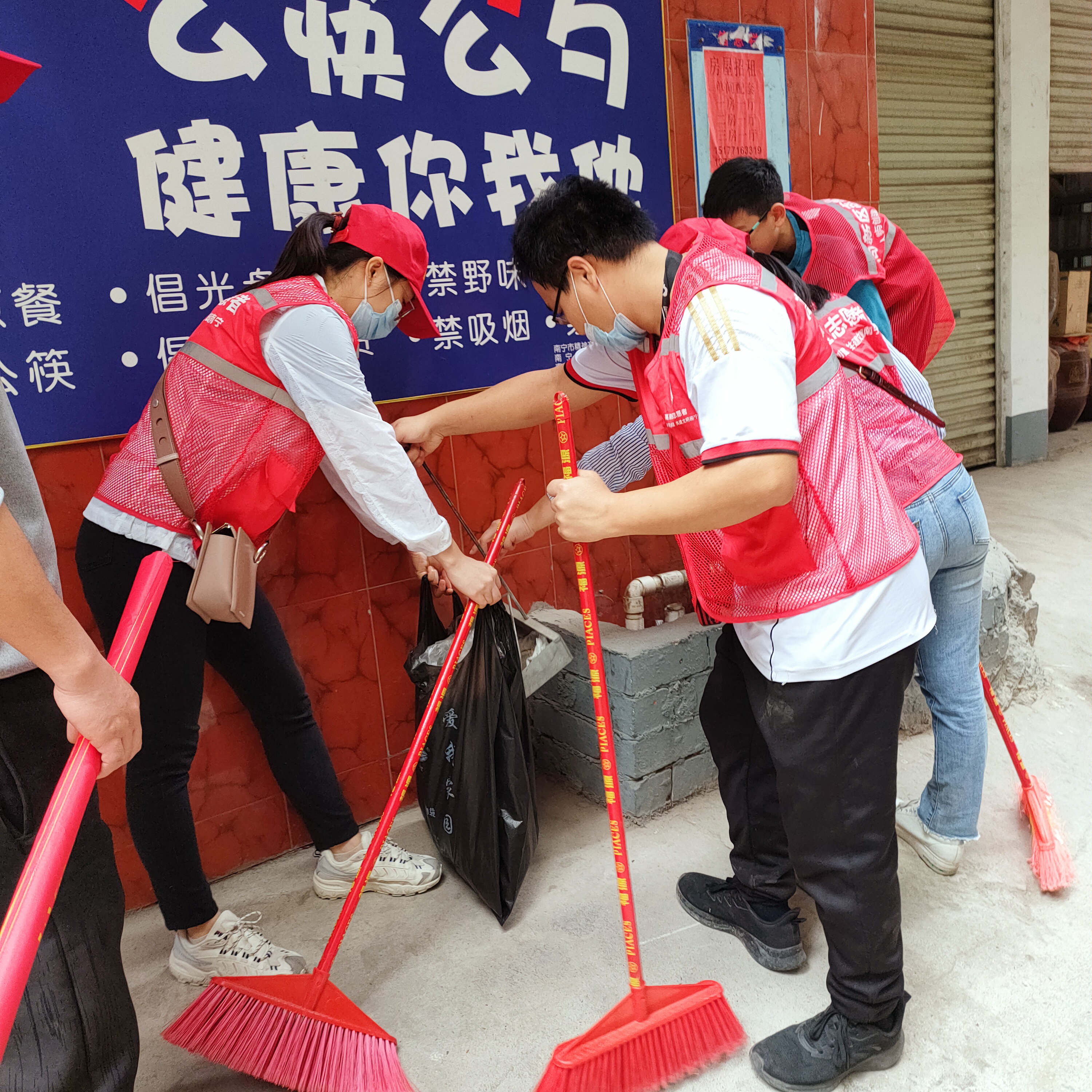 志愿者清理村里卫生死角2.jpg 志愿者清理村里卫生死角2.jpg