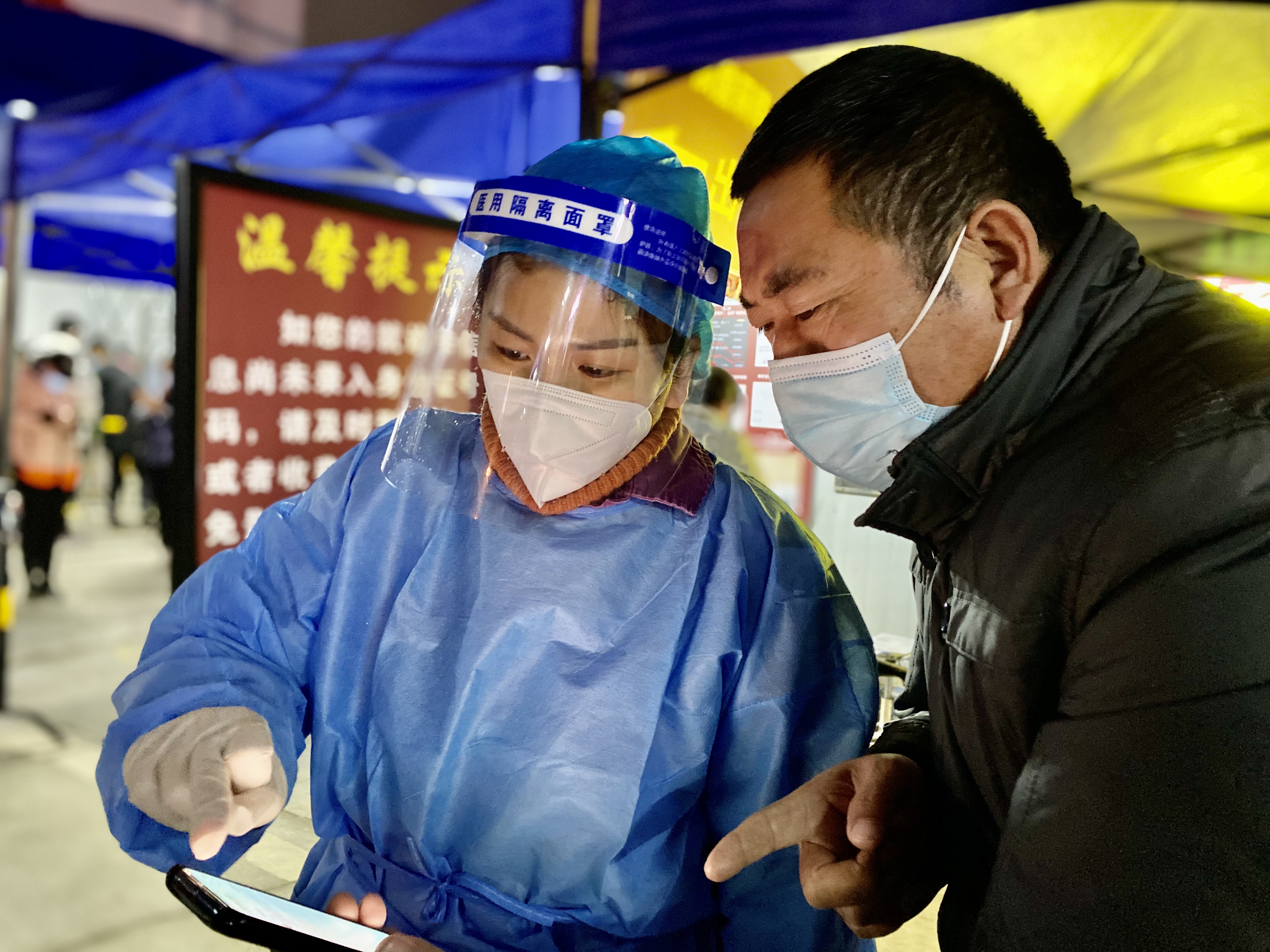 南宁市中医医院志愿者正在指导群众快速进行核酸采样 拍摄 赵静苗.jpg 南宁市中医医院志愿者正在指导群众快速进行核酸采样 拍摄 赵静苗.jpg