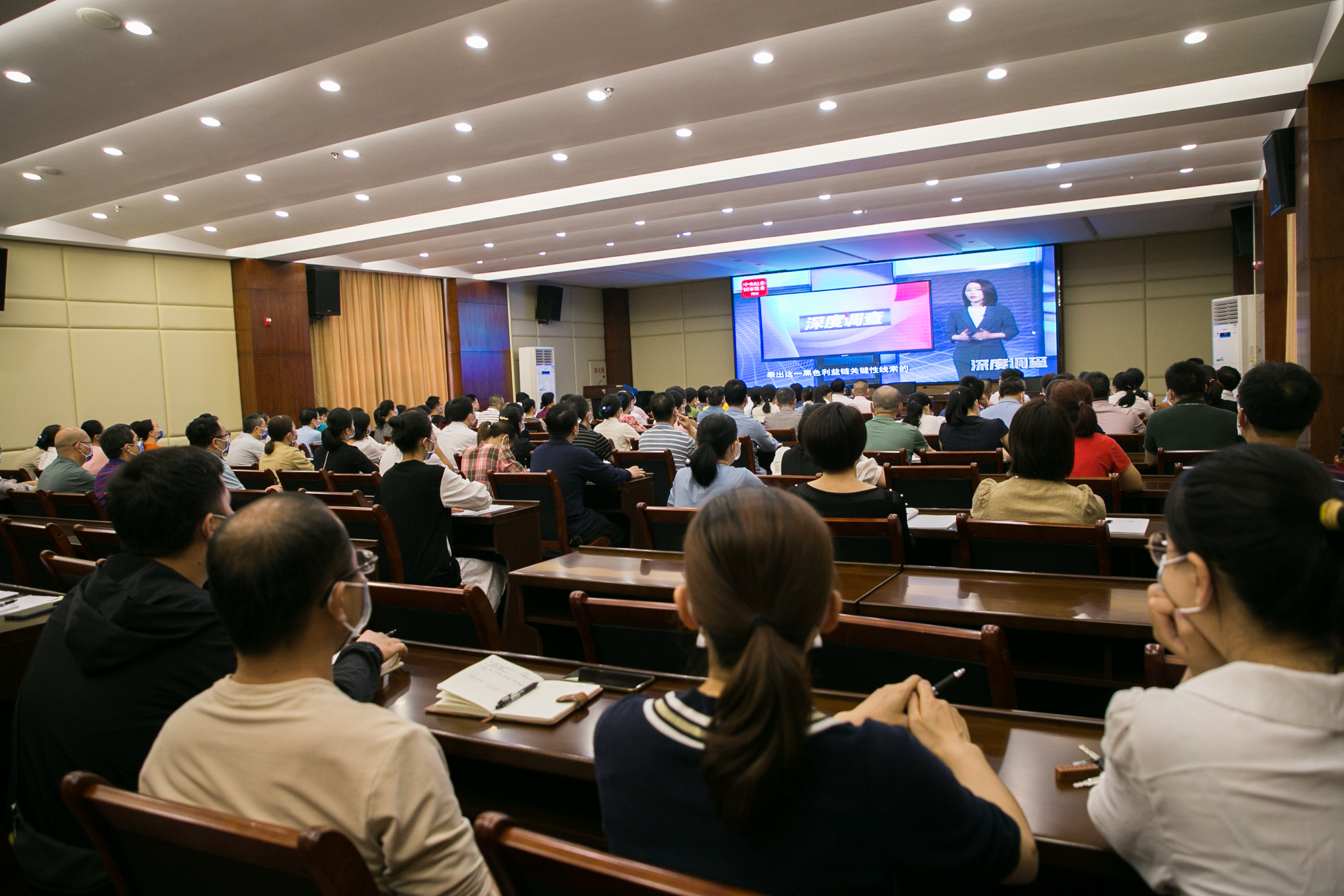 2、横州市人民医院组织观看《斩断围猎与被围猎的黑色利益链》警示教育专题片.jpg 2、横州市人民医院组织观看《斩断围猎与被围猎的黑色利益链》警示教育专题片.jpg